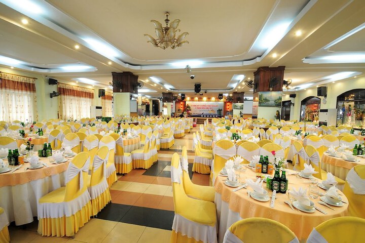 Ballroom/Hall 21 of 22