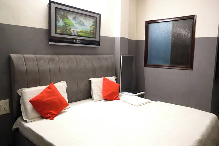 Room 6 of 13