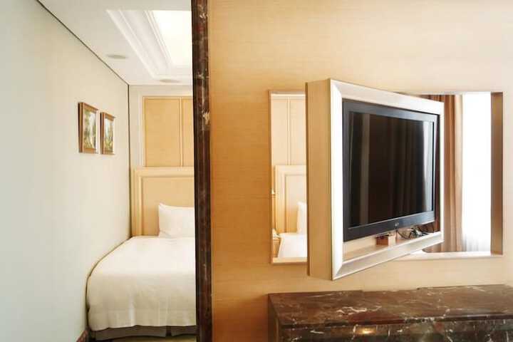 Room 18 of 101