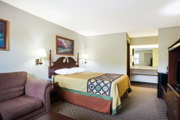 1 Queen Bed (4 of 9)