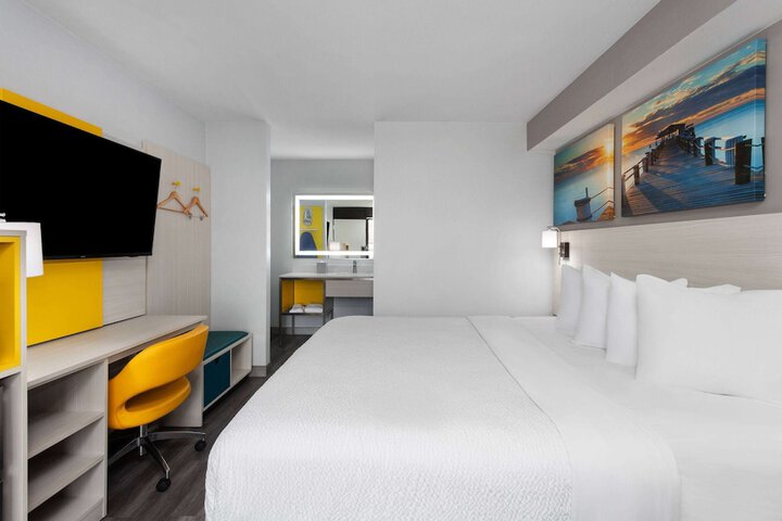 1 King Bed (3 of 17)