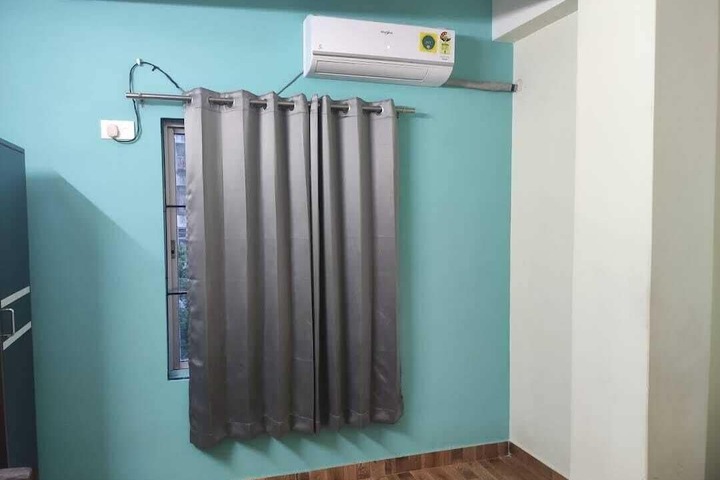 Room 8 of 12