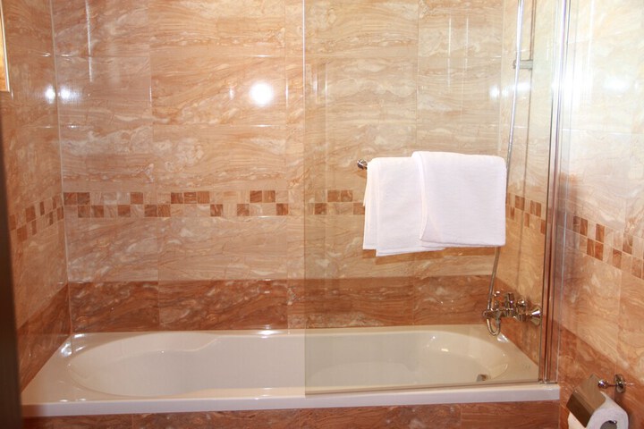 Room 12 of 18