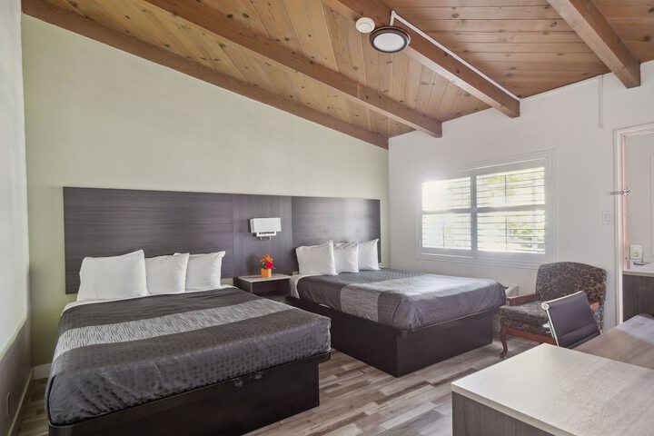2 Queen Beds (18 of 19)
