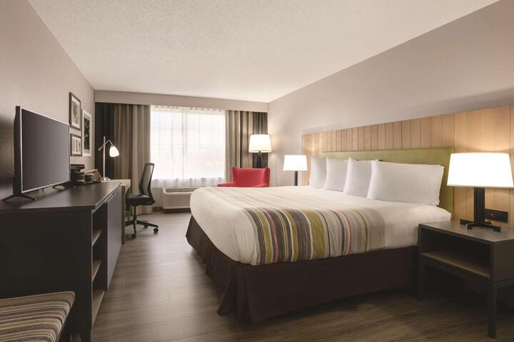 1 King Bed (10 of 10)