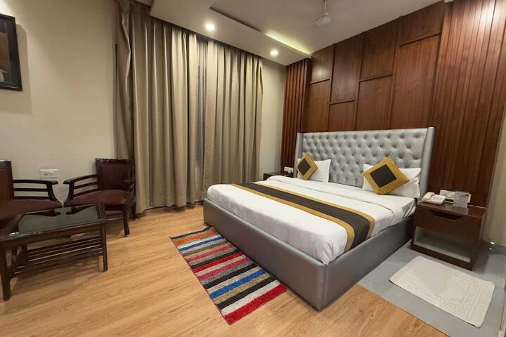 Room 11 of 27