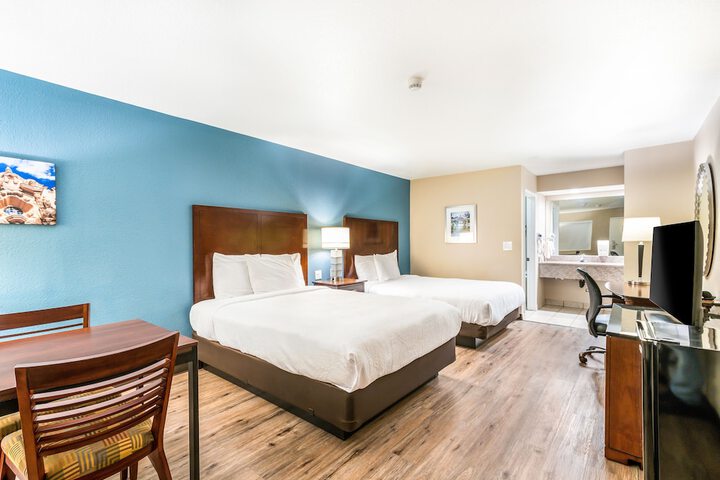 1 Queen Bed (10 of 16)