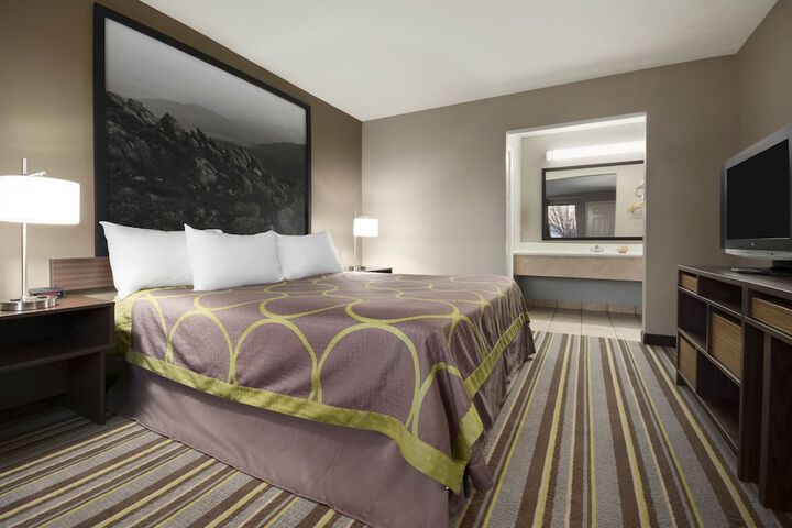 1 King Bed (7 of 10)