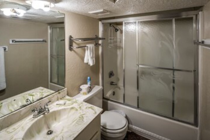 Room 4 of 28