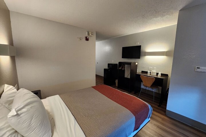 Room 10 of 32