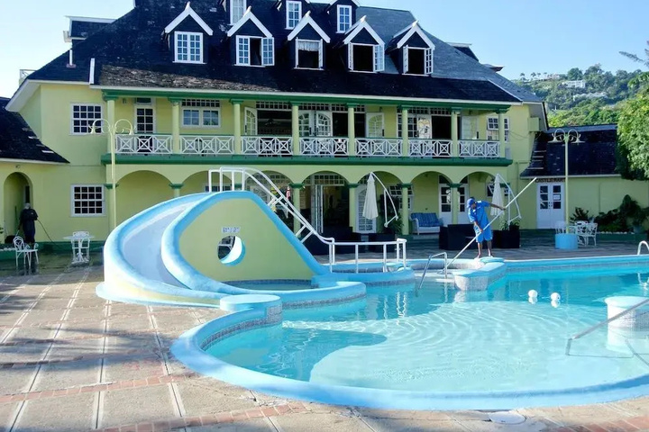 Pool 9 of 17