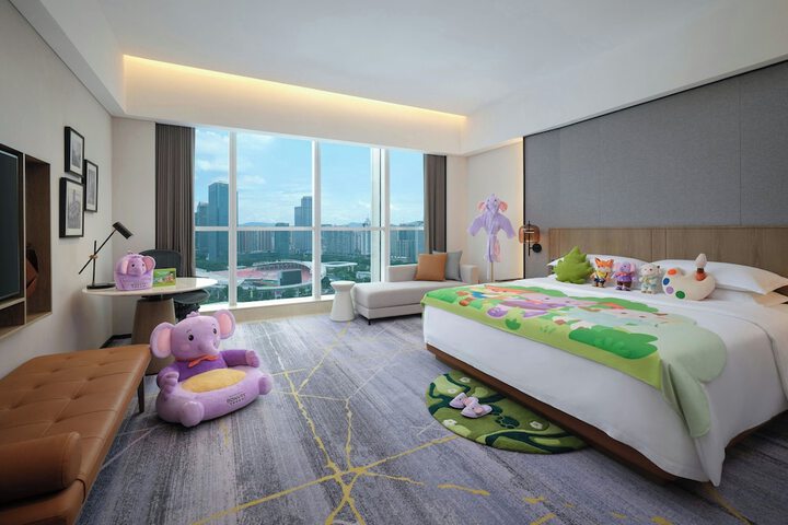 Room 28 of 136