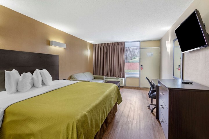 1 King Bed (6 of 8)