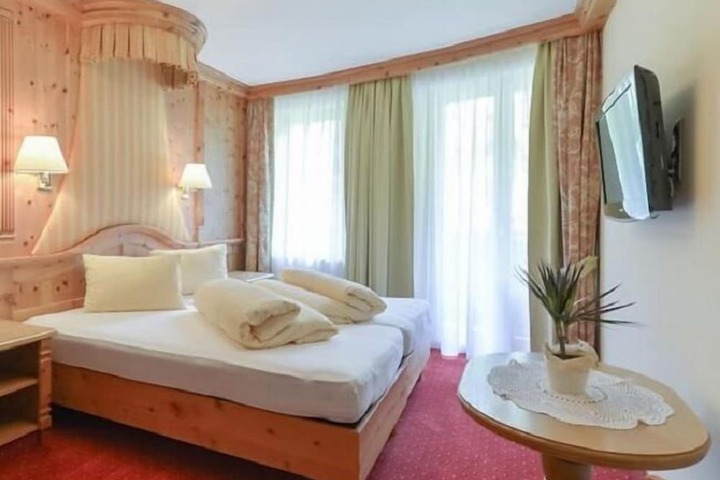 Room 9 of 24
