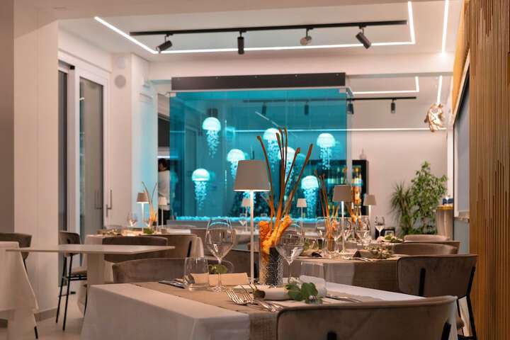 Dining 57 of 58