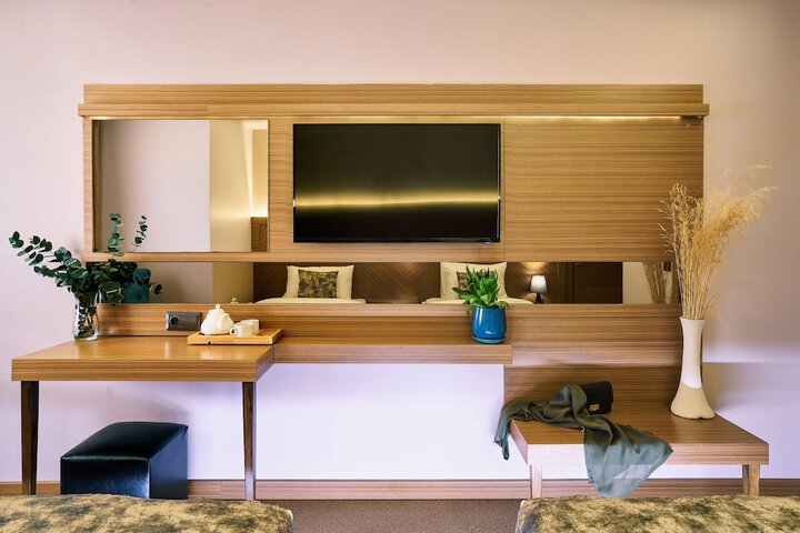 Room 8 of 34