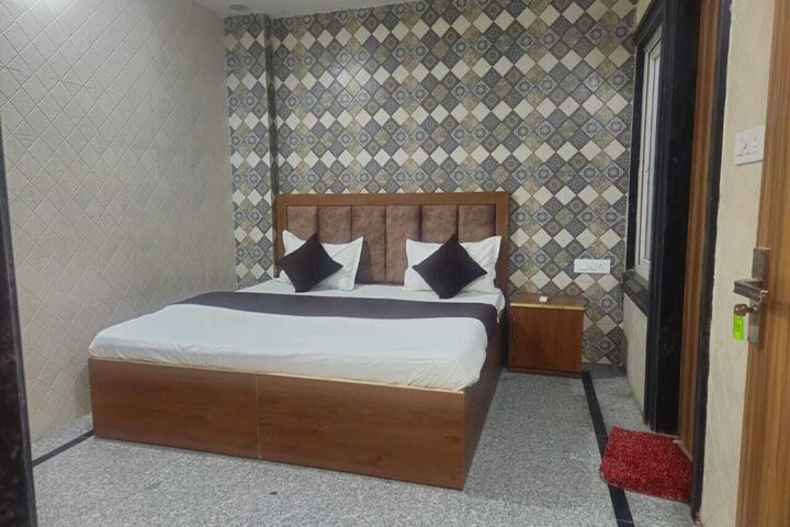 Room 4 of 15