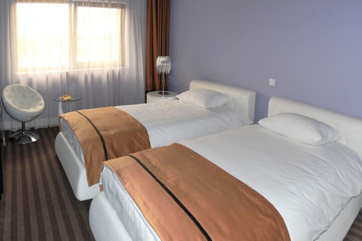 Room 4 of 75