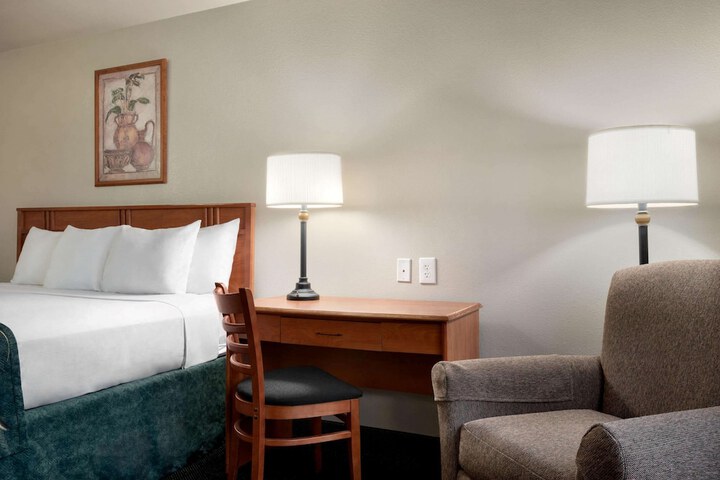 1 Queen Bed (4 of 11)