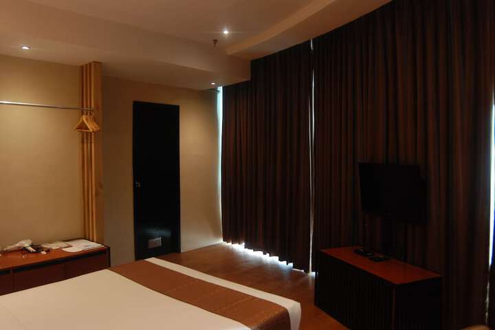 Room 10 of 90