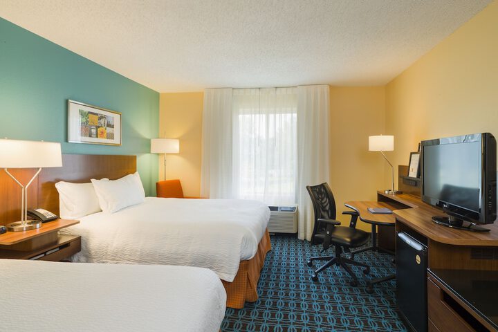 2 Queen Beds Work Desk Microwave and Refrigerator WiFi Continental Breakfast (3 of 9)