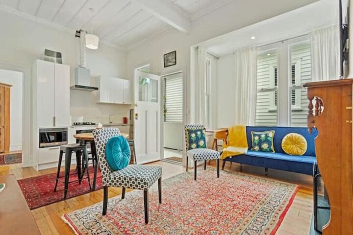 Cheerful 1 Bedroom Home with Free Parking