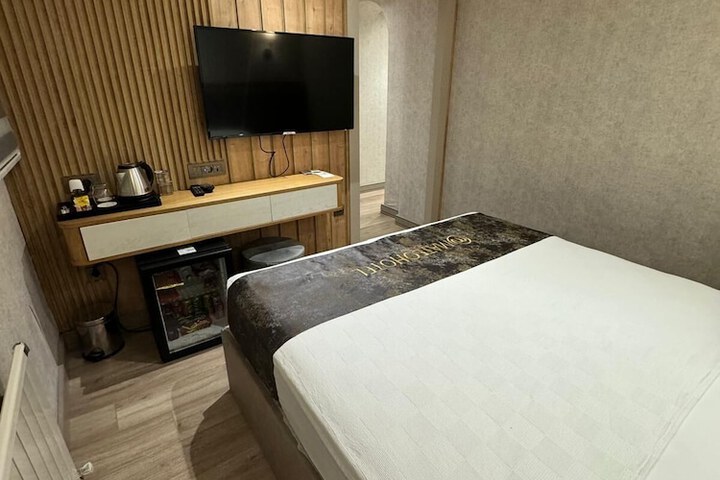 Room 11 of 36