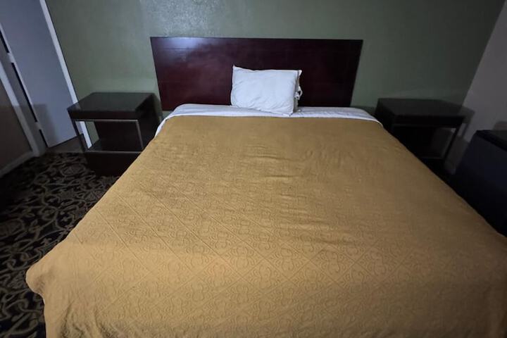 Room 6 of 9