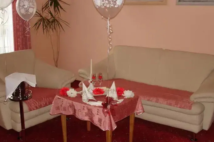 Dining 8 of 10