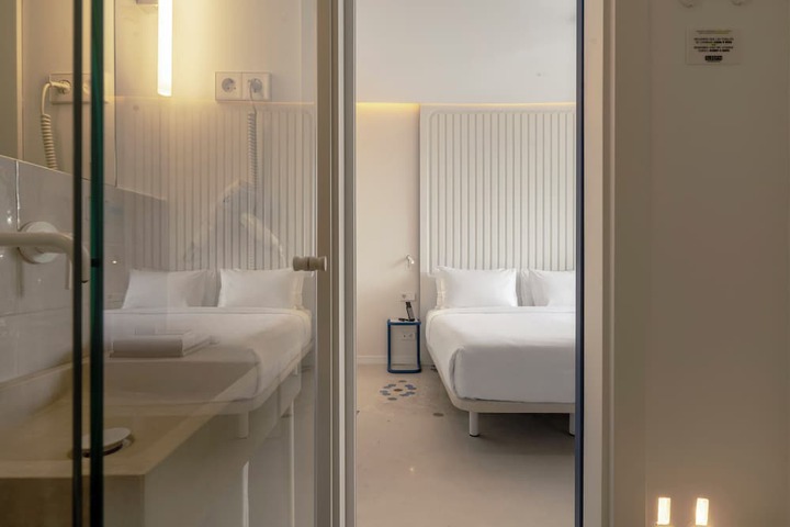 Room 26 of 77