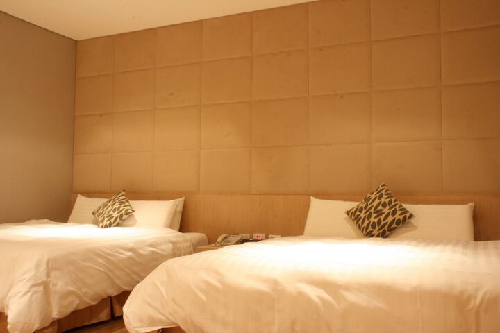 Room 4 of 40