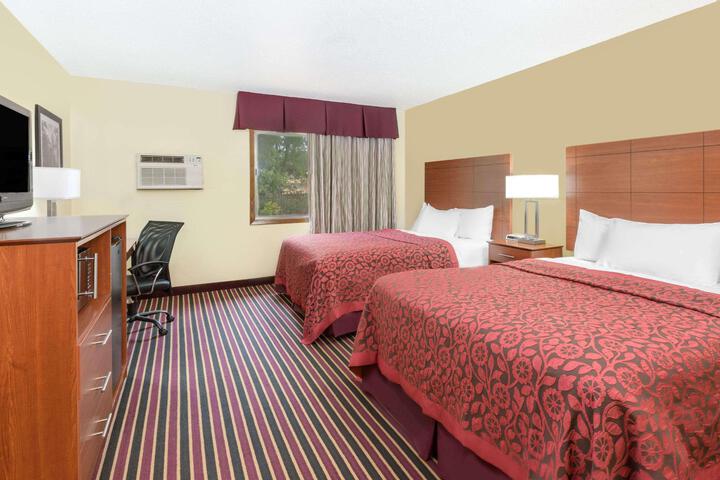 1 Queen Bed (20 of 29)
