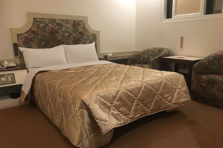 Room 8 of 27