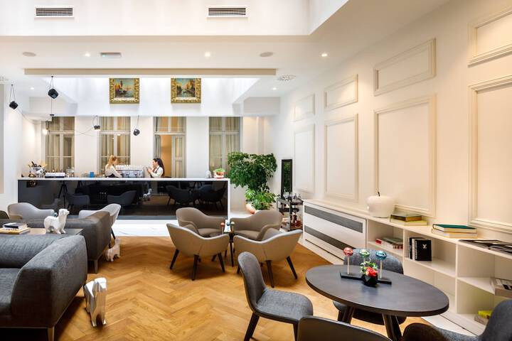 Entrance & Lobby