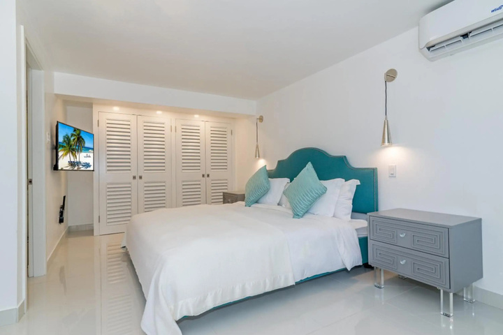 Room 2 of 33