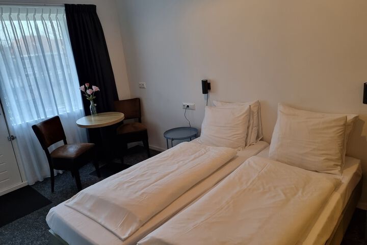 Room 4 of 36