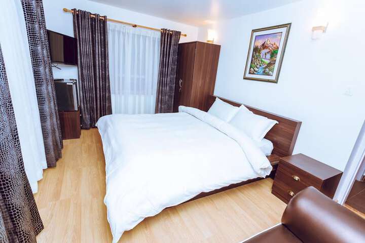 Room 8 of 16