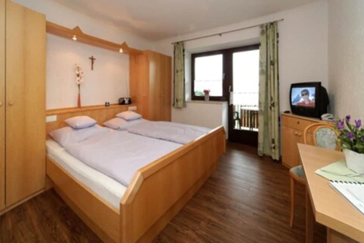 Room 5 of 27