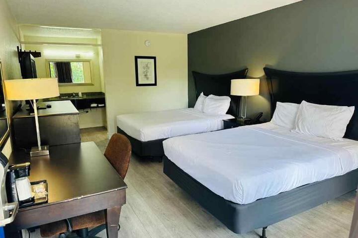 2 Queen Beds (3 of 3)