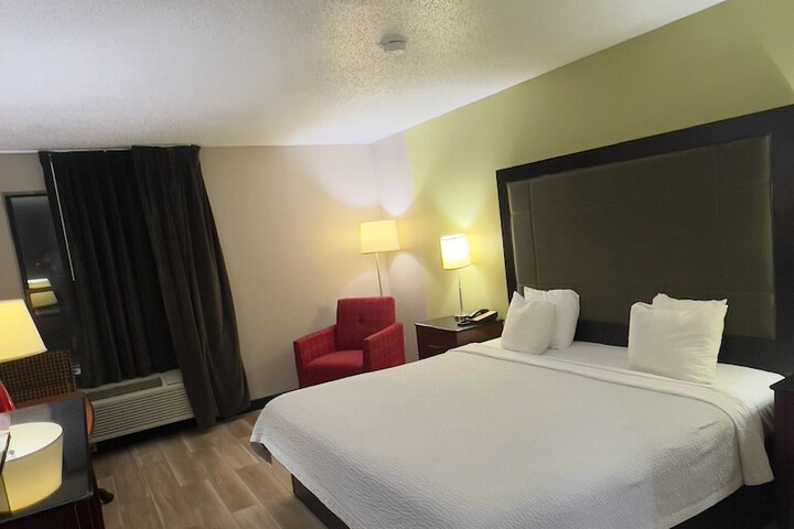 1 King Bed Accessible (5 of 6)