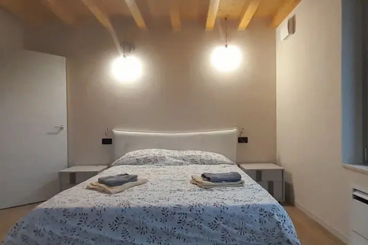 Room 5 of 10