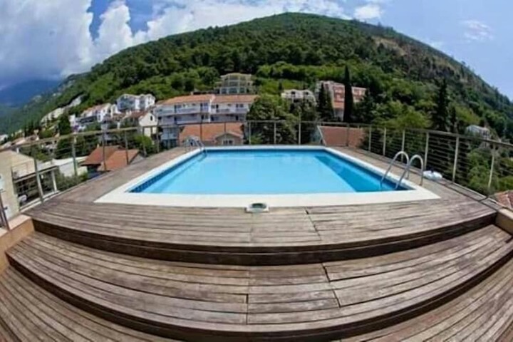 Pool 7 of 12