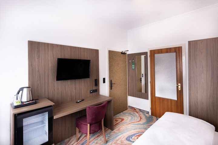 Room 11 of 84
