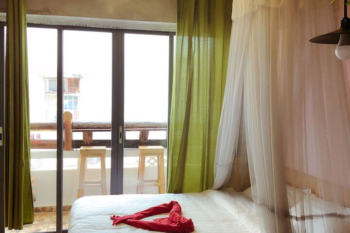Room 12 of 19