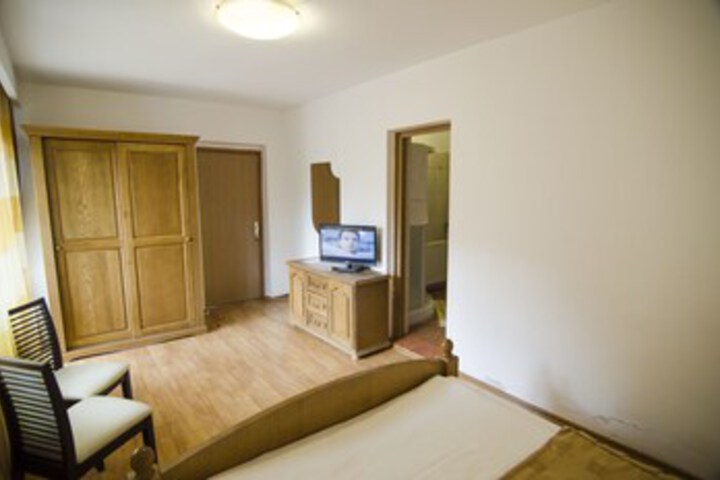Room 33 of 47