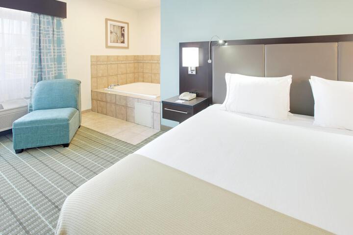 1 King Bed (4 of 11)