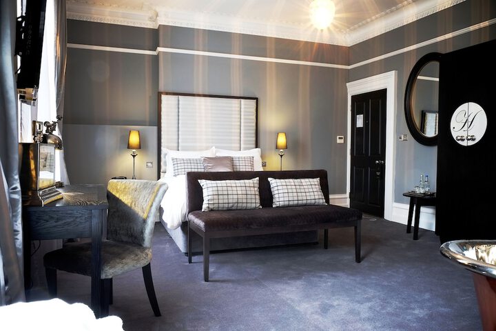 Room 4 of 52