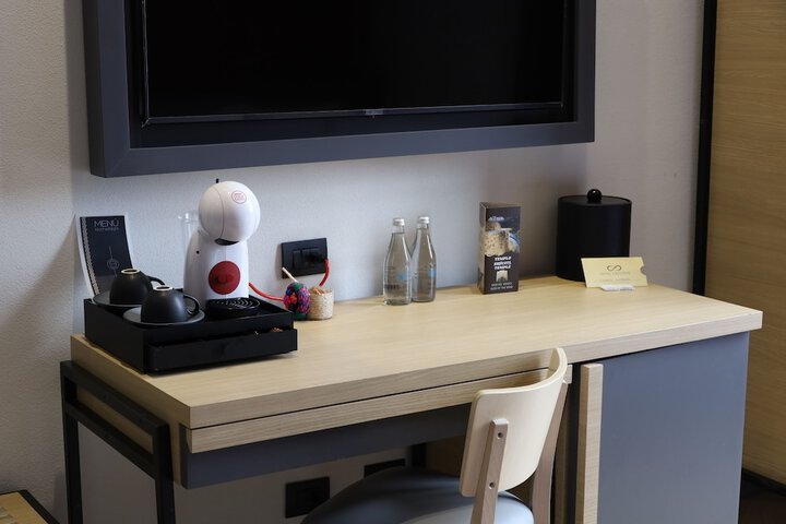 Room 6 of 176