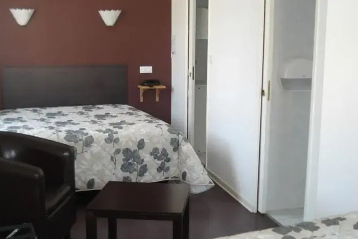 Room 6 of 10