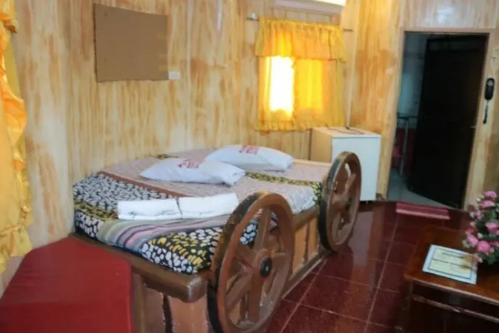 Room 6 of 27